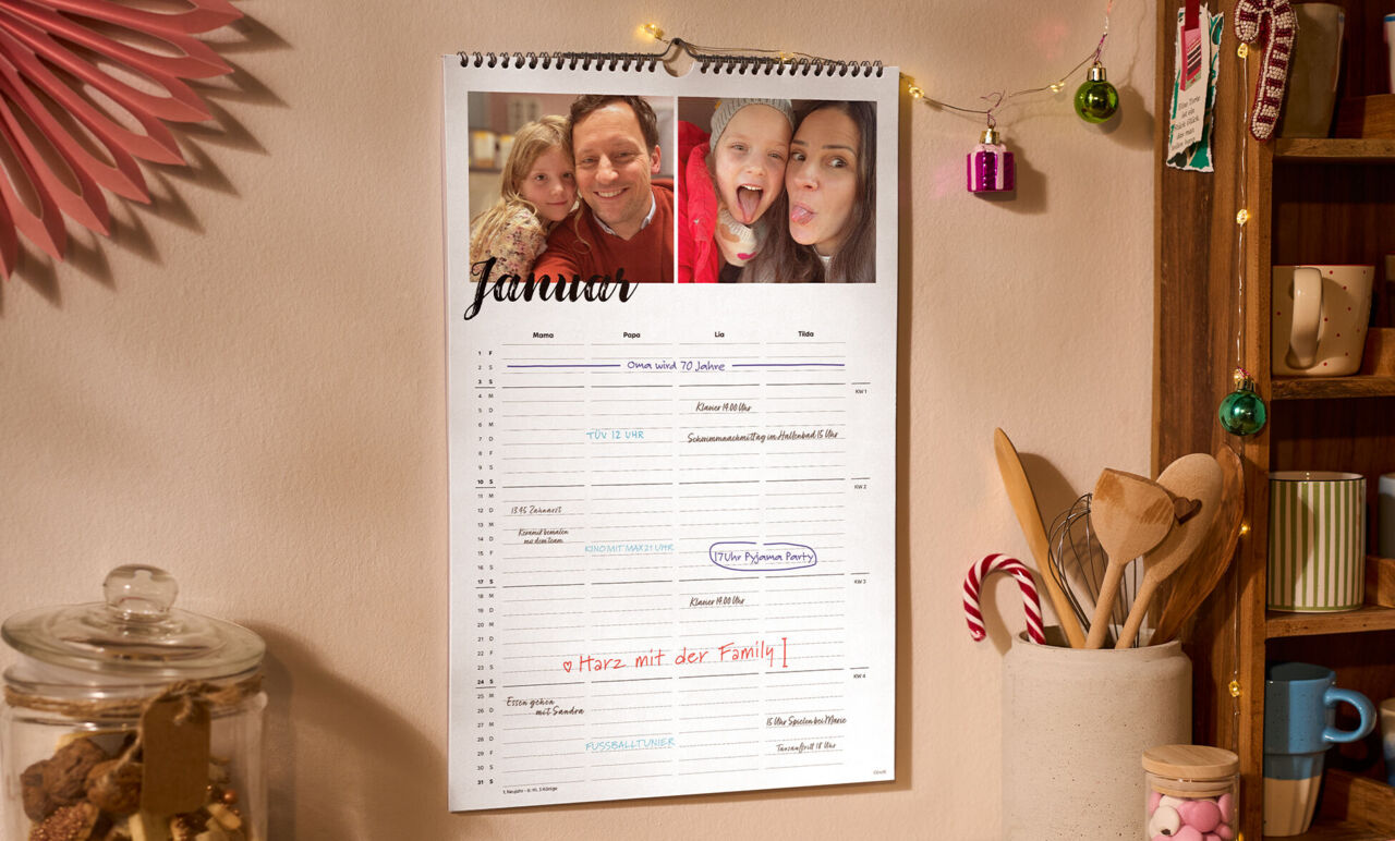 Der Familienkalender XL zeigt ein Familienfoto und Notizen für Januar.