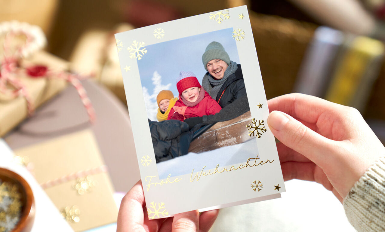 Fröhliche Familienatmosphäre mit Weihnachtskarte und Geschenkverpackungen.