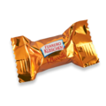 Ein Ferrero Küsschen in goldener Folie, verpackt mit einem roten Schriftzug. Ideal für ein süßes Geschenk.